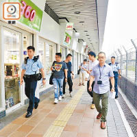 大批警員在德朗邨兜截。（林兆崙攝）