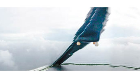 天文台與飛行服務隊合作派出定翼機拍攝妮妲的風眼。（政府飛行服務隊提供）