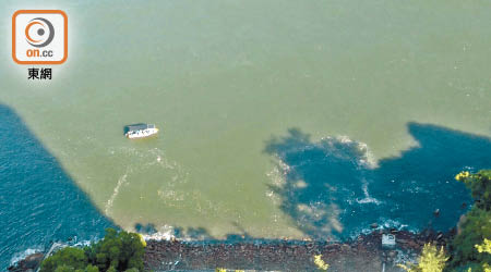颱風妮妲襲港後，深井浪翠園對出海邊出現大量垃圾。