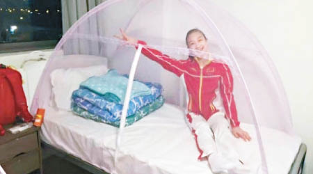 中國隊女選手睡覺時用蚊帳，有備無患。