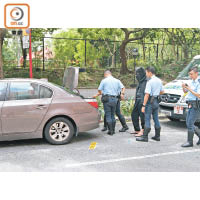 警員押同疑犯搜車。