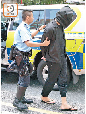被捕青年穿着「人字拖」。（曾志恒攝）