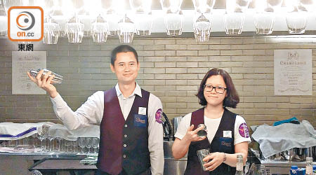 聽障調酒師陳慶輝（左）和俞慧貞（右）手法純熟，實習表現亦獲僱主讚揚。