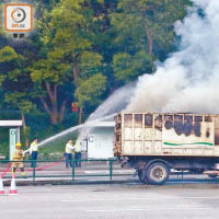 隧道員工協助消防救火。（冼耀華攝）