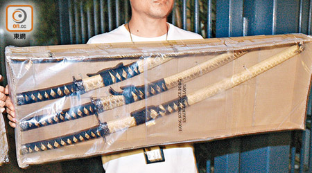 利東邨<BR>警方在利東邨起出三柄日本武士刀。（吳建明攝）