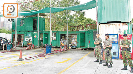 在屯門搗破的非法油站相當具規模。（文健雄攝）