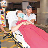 肋骨骨折的男傷者昨晚十時許由救護車送抵屯門醫院。