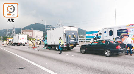 警員在車禍現場調查。（冼耀華攝）