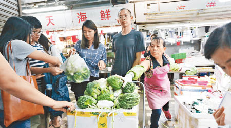 傳剩行動早前在東涌富東街市收集棄菜及次等蔬果，一次行動便有足足兩大箱收穫。