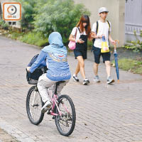 有市民公然在行人路上踩單車，卻避過警方執法。