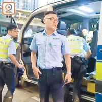 男警員頭及手部受傷。