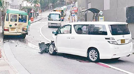 豪華七人車撞向小巴車尾。（互聯網圖片）