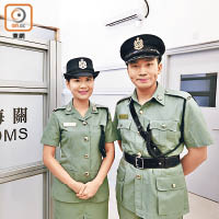 黃佩嘉（左）和郭文超（右）剛從海關訓練學校畢業。（何駿軒攝）