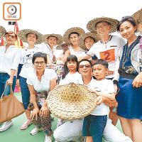 參賽者需要戴上竹織帽及於腰間繫上「水布」，以模仿昔日潮汕農民的服裝。