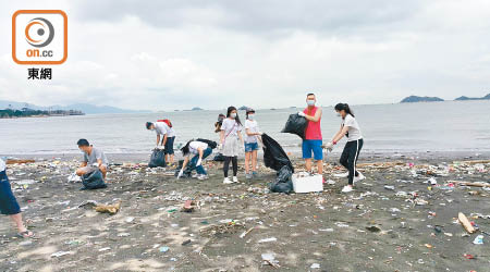 多位義工隊的成員昨早到龍鼓灘沙灘清理垃圾。