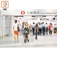 女子騎着電動單車在人來人往的港鐵站內兜圈，引來途人側目。