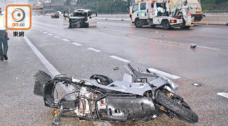 電單車嚴重損毀，肇事七人車則停在遠處。（吳建明攝）