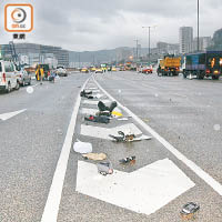 電單車尾箱物件散落路上。（吳建明攝）