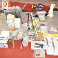 警方當時於葵涌環保倉搜獲多把刀具及辣椒液。（資料圖片）