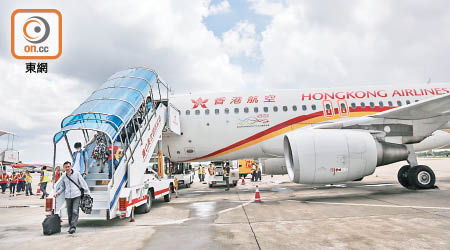 香港航空一班由上海飛港的客機，前日在浦東機場跑道準備起飛時，始發現燃油系統故障，需折返停機坪緊急維修。（資料圖片）