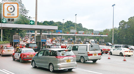 獅隧本周末可能「塞上加塞」，運輸署呼籲駕駛人士及出行市民注意。