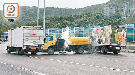 化糞車被撞（中），糞水四濺。（王偉安攝）