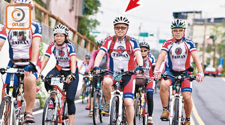 廖志雄（箭嘴示）與病友一同參加環台單車比賽。