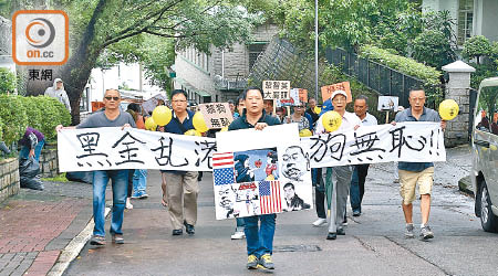 示威者昨早拉起橫額，踩上漢奸黎寓所外抗議。（徐晏義攝）