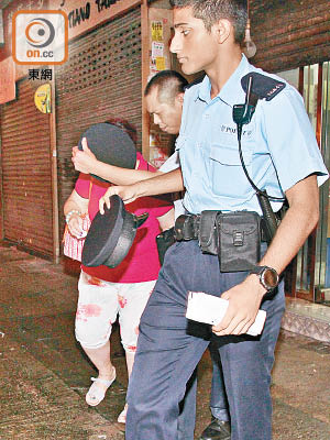 涉案女工被捕帶署扣查。（葉嘉文攝）