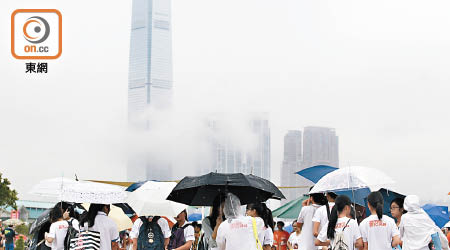 天文台預計香港本周中後期會有驟雨。（高嘉業攝）