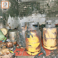 垃圾房內的石油氣樽及雪種氣樽被燒毀。