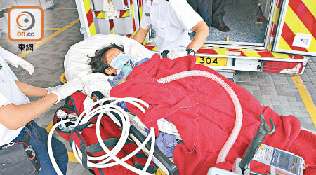 女童轉院時昏迷，需駁上儀器幫助呼吸。（黃君堡攝）