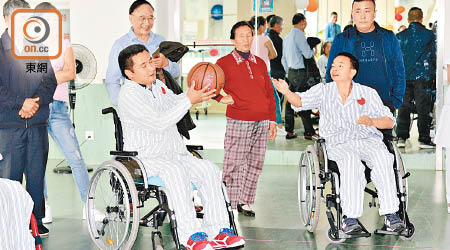 部分脊髓損傷人士藉輪椅打籃球，尋找生活樂趣。（受訪者提供）