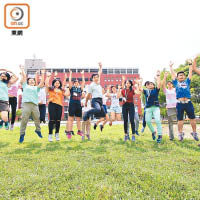 同學們到訪長榮大學，興奮得跳起。