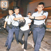警員押走其中一名被捕男子。（吳建明攝）