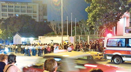 前晚舉行選舉論壇場外聚集大批候選人的支持者，警員在場維持秩序。（互聯網圖片）