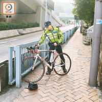 柴灣<br>警員檢視涉事的單車，旁邊遺下傷者的頭盔。