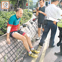 荃灣<br>外籍單車男手肘及左膝受傷。（曾紹良攝）