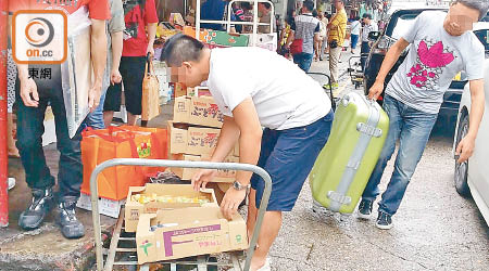 兩名內地人拖篋到油麻地果欄搶購中秋應節食品。