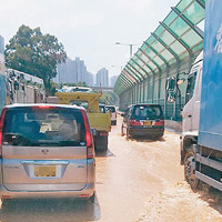 新界出九龍<br>粉嶺公路近雞嶺被黃泥水淹沒，車輛需要慢駛。（互聯網圖片）