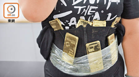 香港女子腰纏十二公斤黃金被截獲。（本報深圳傳真）