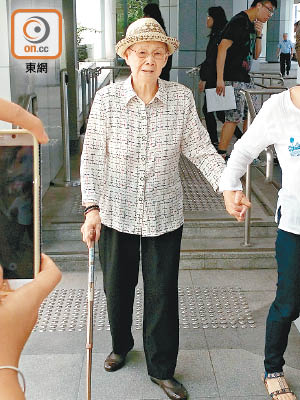 「梅媽」覃美金要求一次過領取七千一百萬元。（龍偉樑攝）