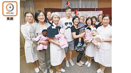 伊利沙伯醫院成為本港首間「愛嬰醫院」，箭嘴示為胡生胡太。（何駿軒攝）