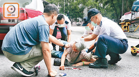 婆婆受傷倒地，司機下車了解。（張世洋攝）