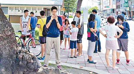 不少台灣民眾狂捉精靈，導致身體不適，醫院門診個案也因而增加。（中時電子報資料圖片）