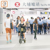 有內地女遊客早前騎着電動單車在港鐵站的大堂內游走。