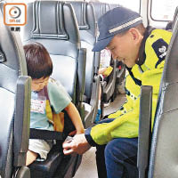 葉小明教導學童乘校巴要扣安全帶。