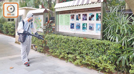 食環署昨派員到香港動植物公園滅蚊。（趙瑞麟攝）