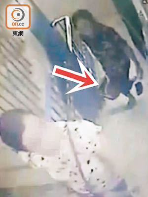 網上流傳片段，事發前兩名女子曾在愛協門外放下大袋（箭嘴示）後離開。（資料圖片）