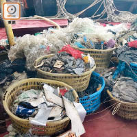 漁民打撈到各式各樣的垃圾，最多為塑膠廢物。